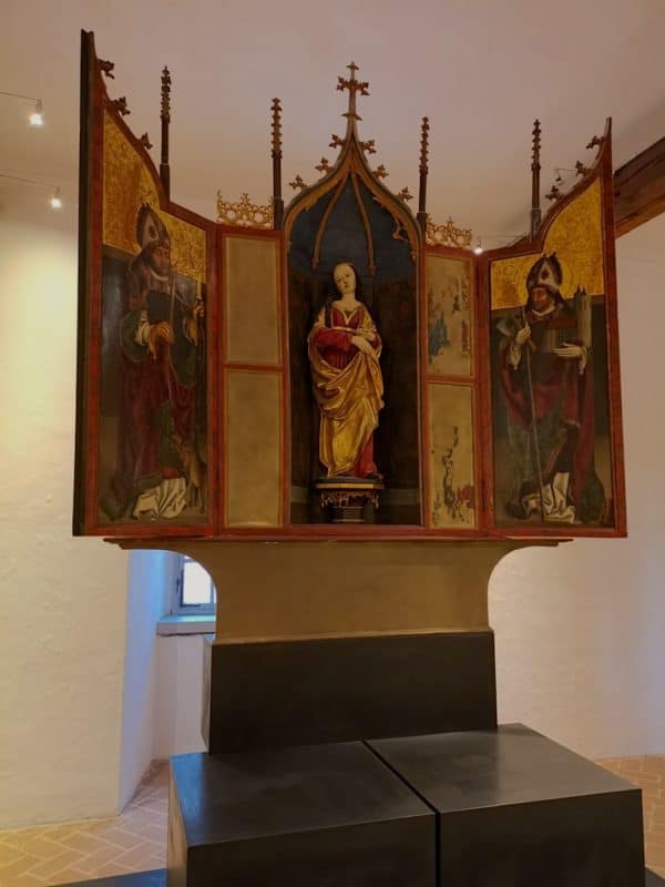 Spätgotischer Flügelaltar mit Marienstatue zwischen den Heiligen Blasius und Wolfgang