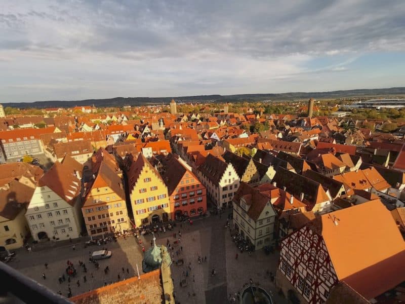 Der Marktplatz von Rothenburg liegt dem Rathausturm zu Füßen