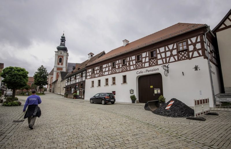 Marktplatz von Bad Neualbenreuth und ich auf dem Weg zum Startpunkt (Foto: Alexander Willig von luftschubser.de)