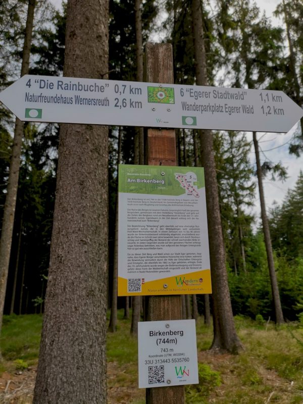 Schild "Am Birkenberg" auf 744 m Höhe