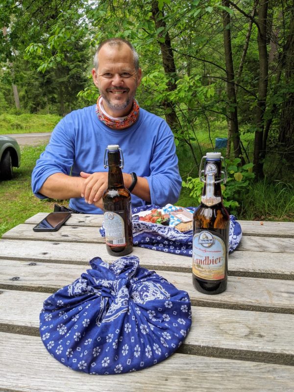 Ich, glücklich mit Brotzeit vom Adamhof und Bier auf dem Nurtschweg