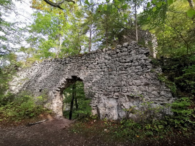 Ein Stück Ruine mit Bogen