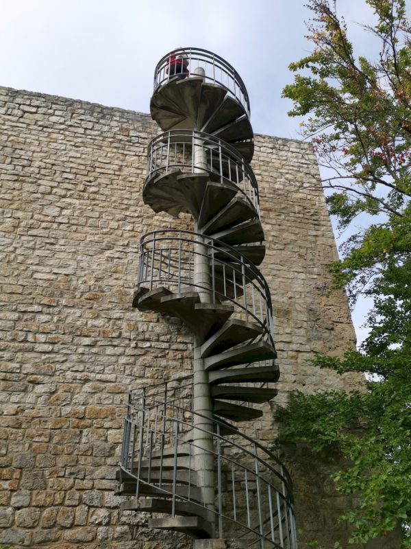 Über eine Wendeltreppe geht es auf den Turm der Ruine Wartstein