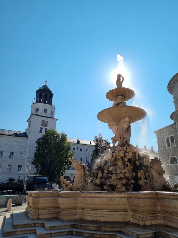 Brunnen vor der neuen Residenz mit dem Glockenspielturm Salzburg