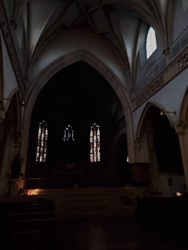 Es ist noch dunkel in der Stiftskirche in Salzburg