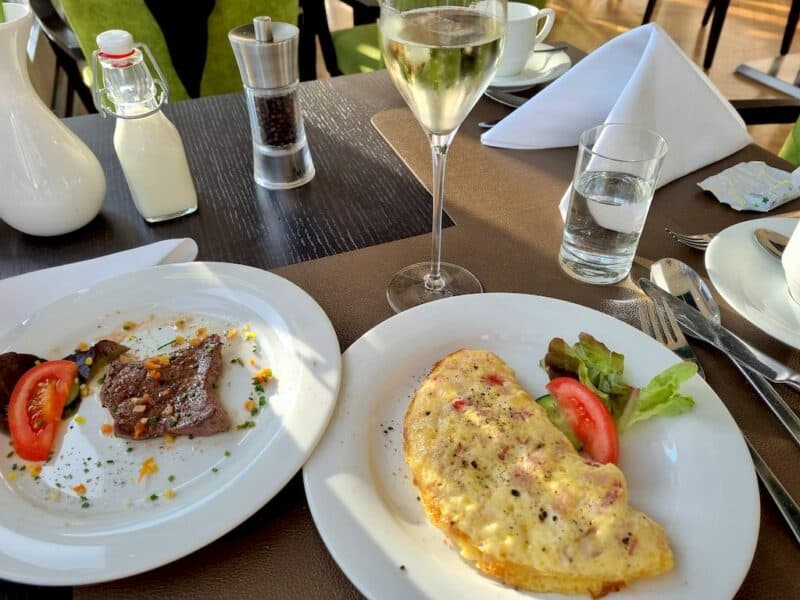 Frisches Omelette und Steak zum Frühstück im Radisson Blu Hotel Altstadt Salzburg