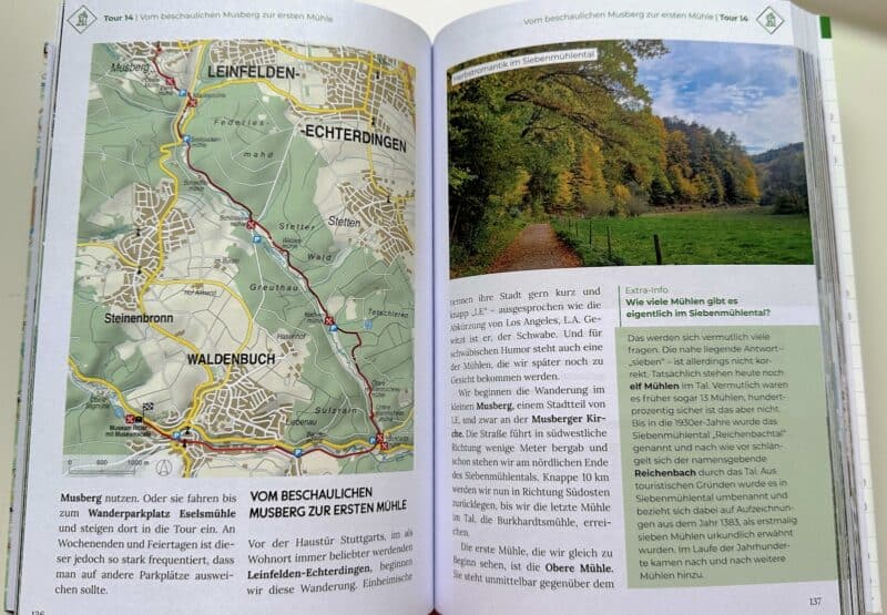 Doppelseite Buch: links Karte und Beginn der Tourenbeschreibung, die auf der rechten Seite fortgeführt wird inklusive einer Infobox zur Frage, wie viele Mühlen es im 7-Mühlen-Tal wirklich gibt, darüber ein Foto mit Wald und Wiese