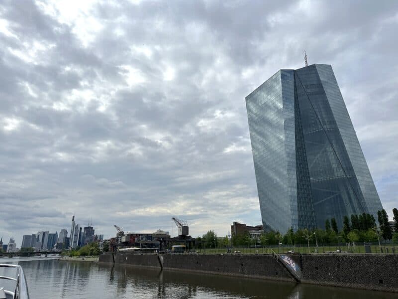 Die EZB in Frankfurt/Main vom Schiff aus