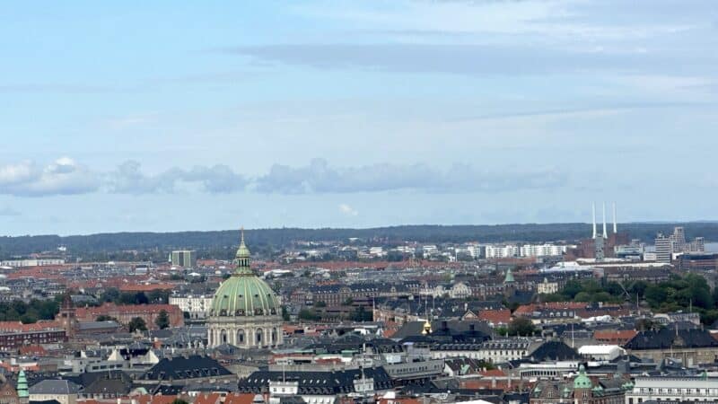 Blick über Kopenhagen mit der Kuppel der Marmorkirche