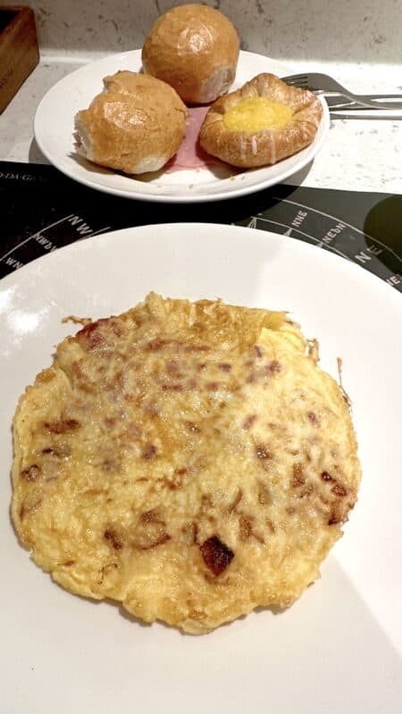 Frühstück im Club Bistro mit frischem Omelette, Brötchen, Schinken und Süßkram