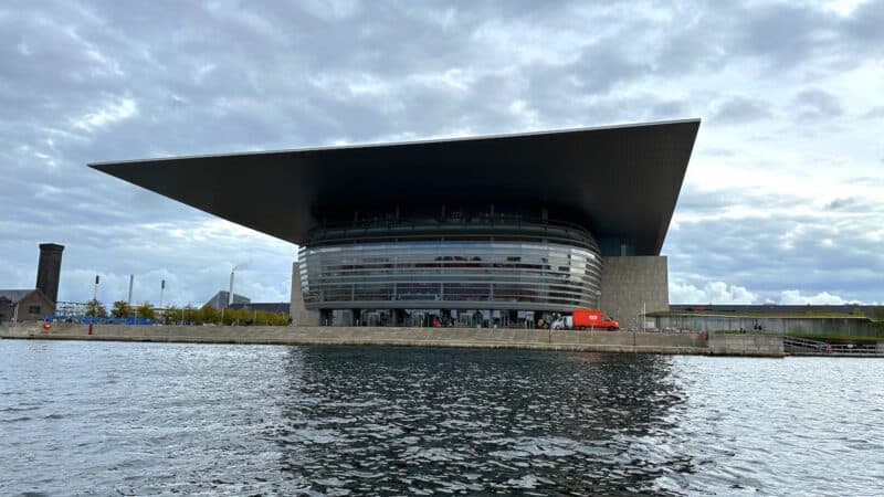 Königliche Oper Kopenhagen vom Wasser aus fotografiert