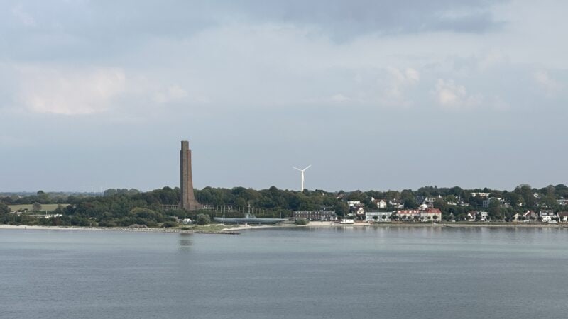 Das Marine-Ehrenmal in Laboe (der Turm) und das U-Boot U995