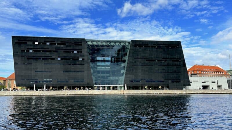 Schwarzer Diamant, der Neubau der königlichen dänischen Bibliothek vor dem Altbau