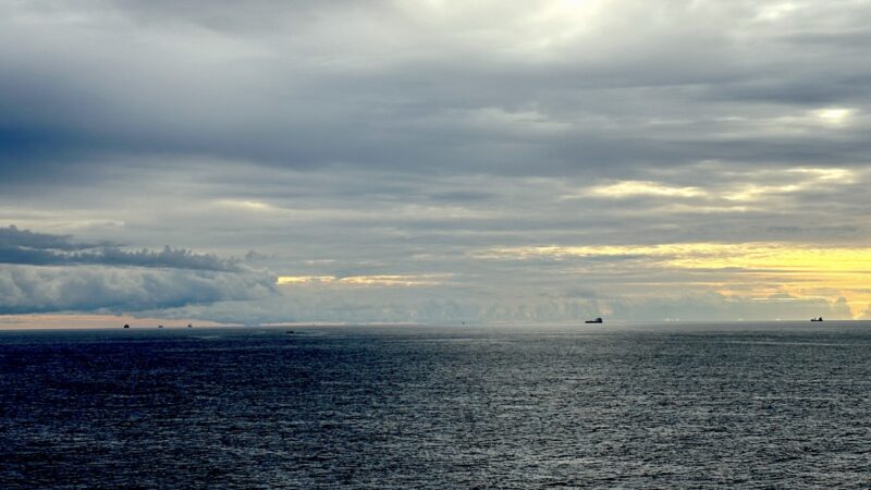 Die letzten Reste des Sonnenaufgangs auf der Nordsee