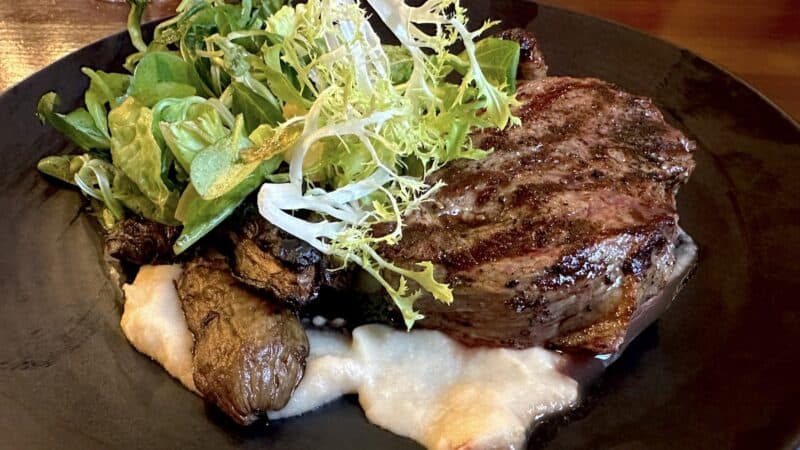 Striploin-Steak mit Salat (nicht im Bild: Fries gab es auch dazu)