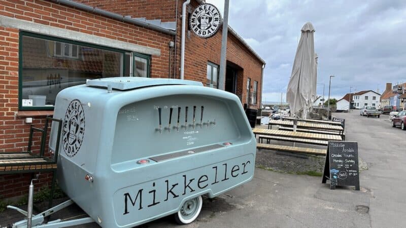 Ein hellblauer Zapfwagen vor der Mikkeller Bar in Aarsdale auf Bornholm