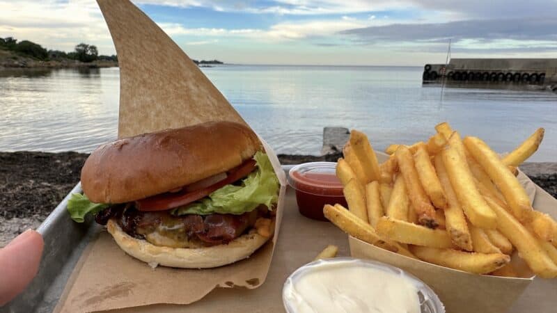 Cheeseburger mit Pommes hinter der Mikkeller Bar Aarsdale