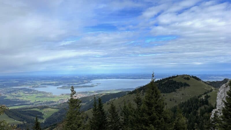 Ausblick in Richtung Chiemsee vom Andachtskreuz 