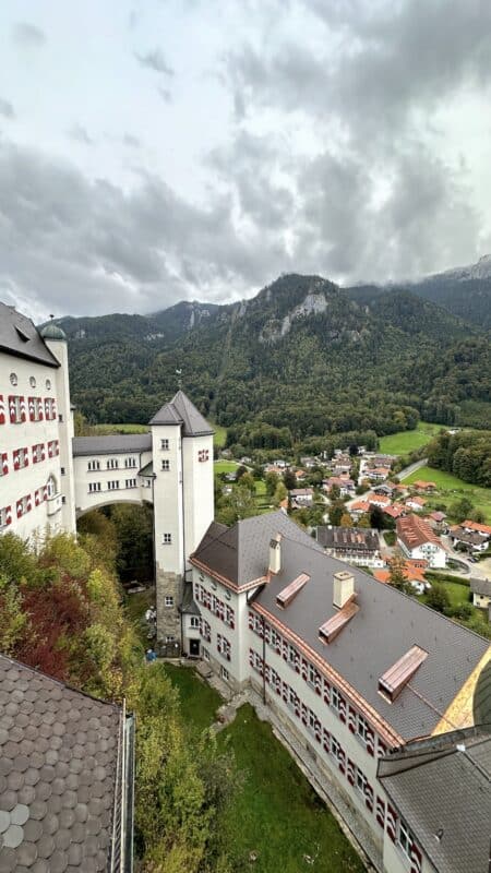 Ausblick von der Terrasse hinter den schönen Sälen im Schloss Hohenaschau