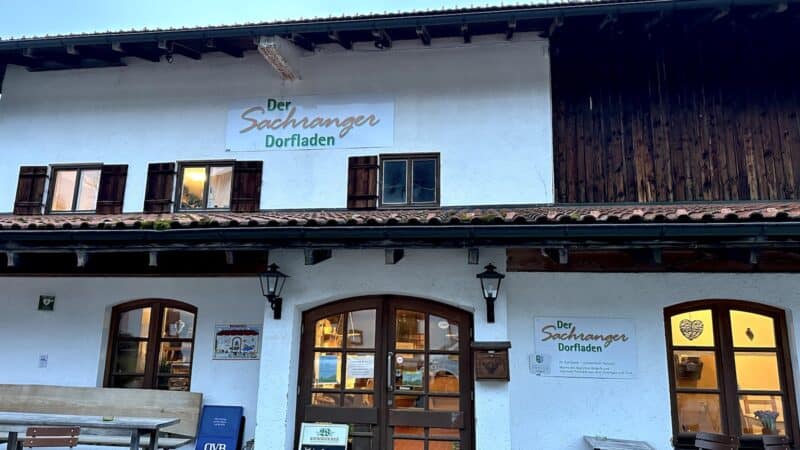 Sachranger Dorfladen zur blauen Stunde von außen