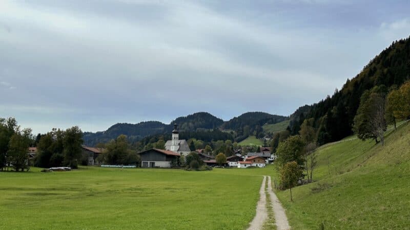 Der Rundweg Wasserfall Berg führt uns nach Sachrang zurück. Mit im Bild die Pfarrkirche St. Michael