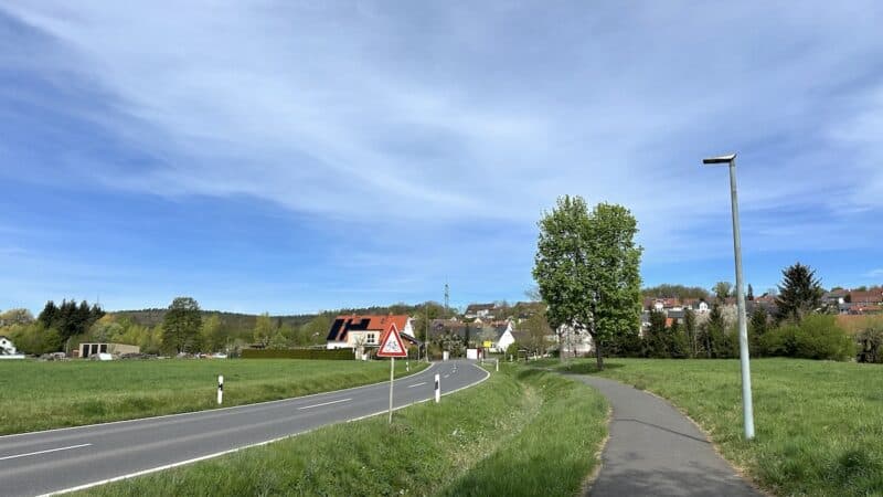 Vor uns liegt Weichendorf bei strahlend blauem Himmel
