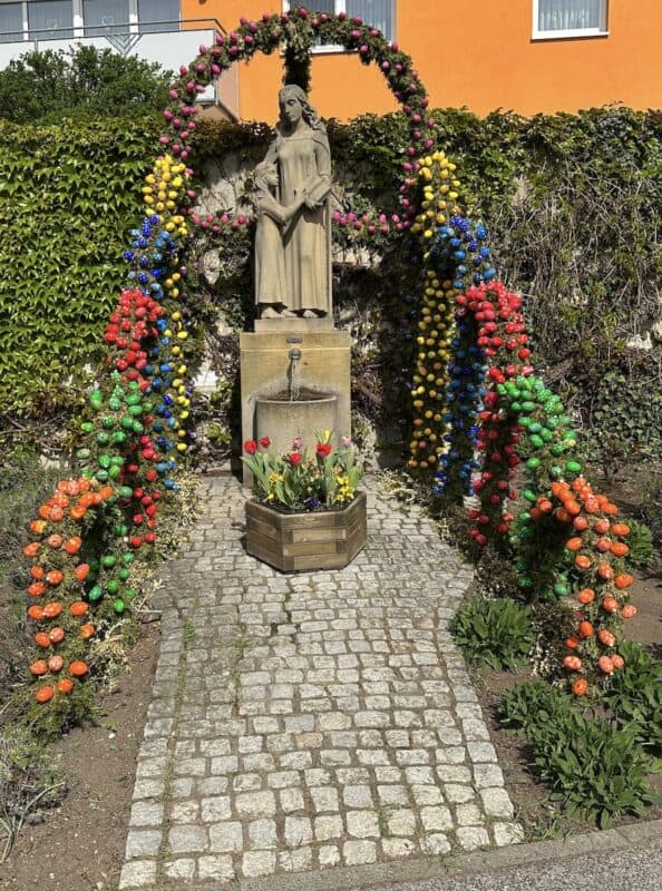 Bunter Osterbrunnen in Weichendorf