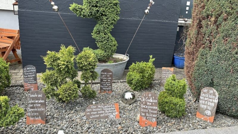Ein sehr spezieller Garten mit lustigen und nachdenklichen Schildern - ich mags!