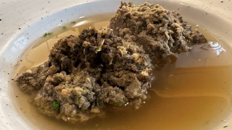 1. Gang des Brauerei-Menüs: Leberknödelsuppe