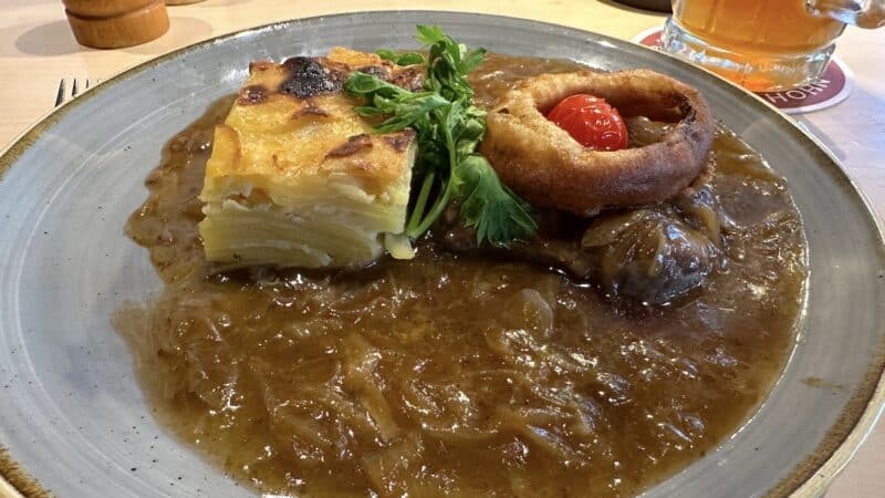 2. Gang des Brauerei-Menüs: Zwiebelrostbraten mit Kartoffelgratin