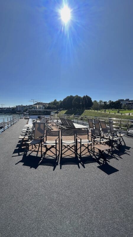 Sonnenschein auf dem Sonnendeck der MS Edelweiss beim Betreten in Basel
