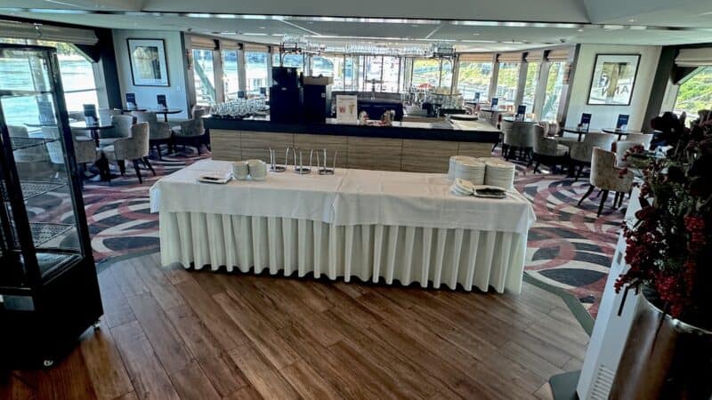 Rundherum verglaste Bar im Zwischendeck auf der MS Edelweiss