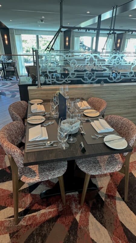 Ein gedeckter Tisch im Restaurant Matterhorn auf der MS Edelweiss