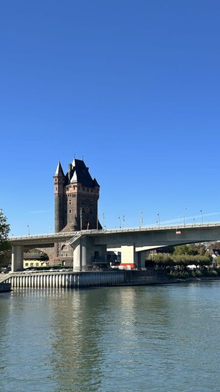 Nibelungenturm in Worms vom Schiff MS Edelweiss auf dem Rhein her gesehen