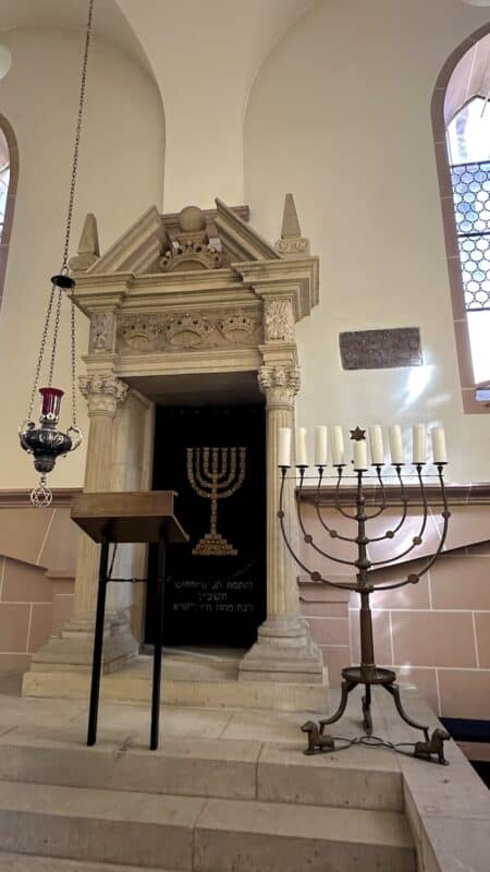 Siebenarmiger Leuchter (Menora), Lesepult und Ewiges Licht (Ner Tamid) in der Synagoge Worms