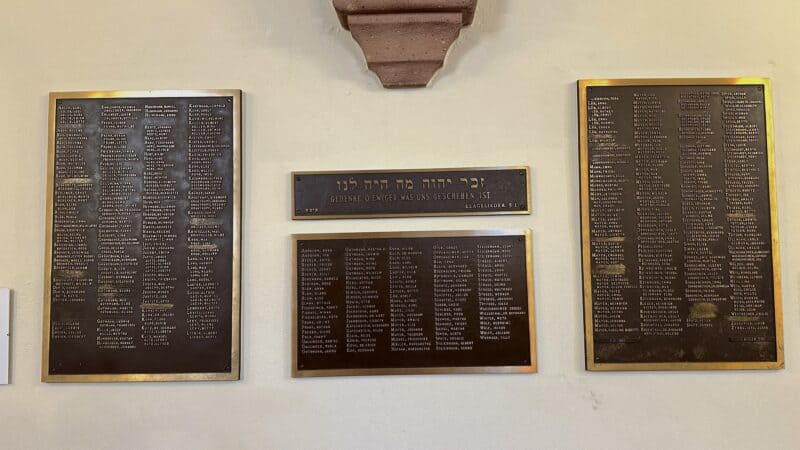Gedenktafel an die im Dritten Reich aus Worms verschleppten Juden in der Synagoge
