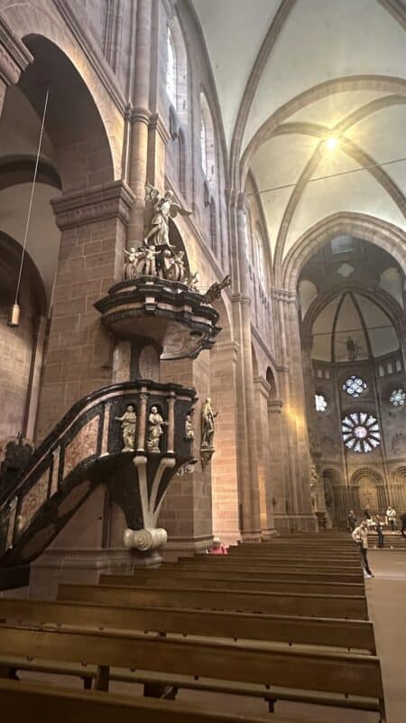 Kanzel im Inneren des Wormser Doms (Dom St. Peter)
