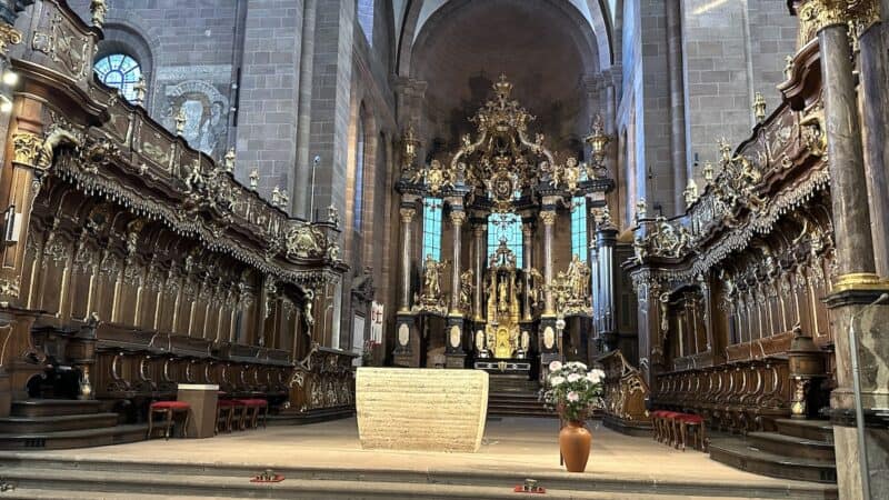 Chorgestühl und Hochaltar im Wormer Dom