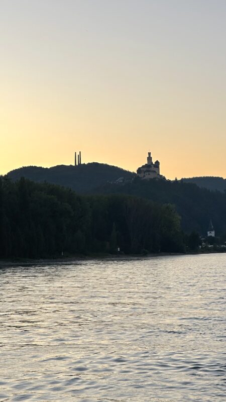 Marksburg morgens bei Sonnenaufgang vom Rhein aus