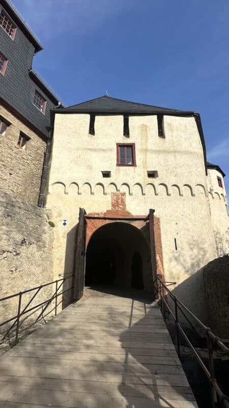 Das erste von mehreren Toren der Marksburg