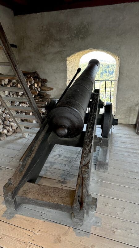Eine der auf den Rhein ausgerichteten Kanonen der Marksburg 