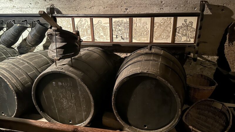 Weinfässer im Keller der Marksburg