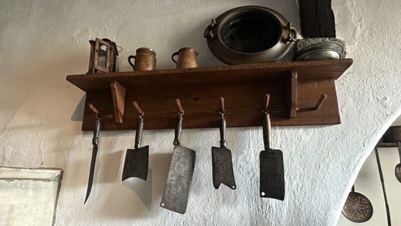 Auch die Hackbeile hängen an der Wand in der Marksburg