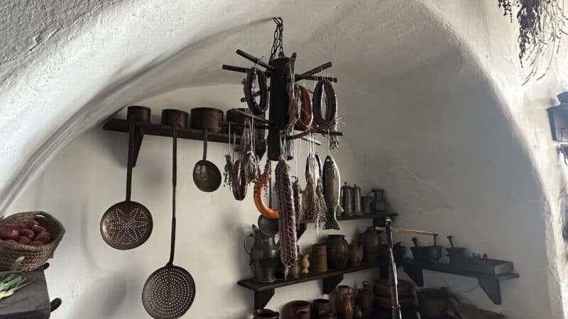 Vorräte und mehr, alles wurde aufgehängt früher, um es vor Ratten zu schützen