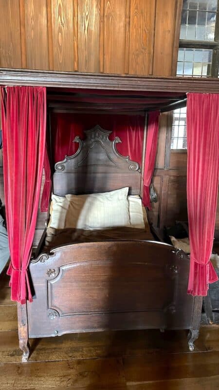 Bett in der Kemenate der Marksburg