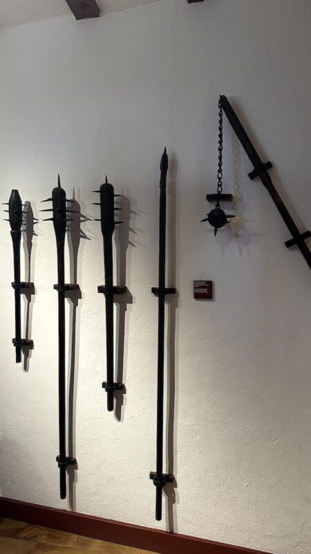 Rechts ein Kriegsflegel, links einige Morgensterne