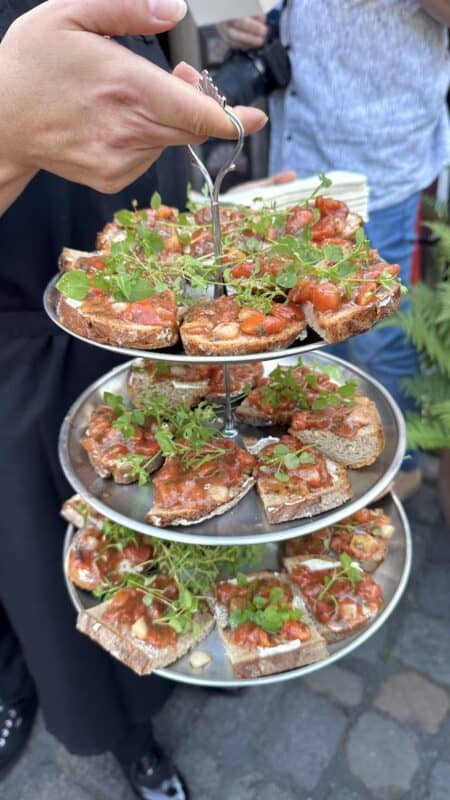 Superfood "Vogelmiere" auf Strauchtomaten Sugo