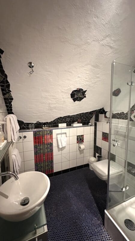 Bad im Hundertwasserzimmer