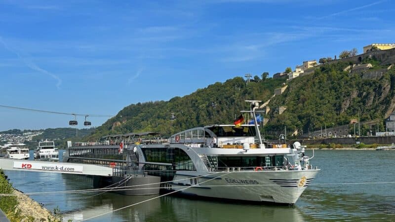 MS Edelweiss in Koblenz mit der Seilbahn und der Festung Ehrenbreitstein im Hintergrund über dem Rhein