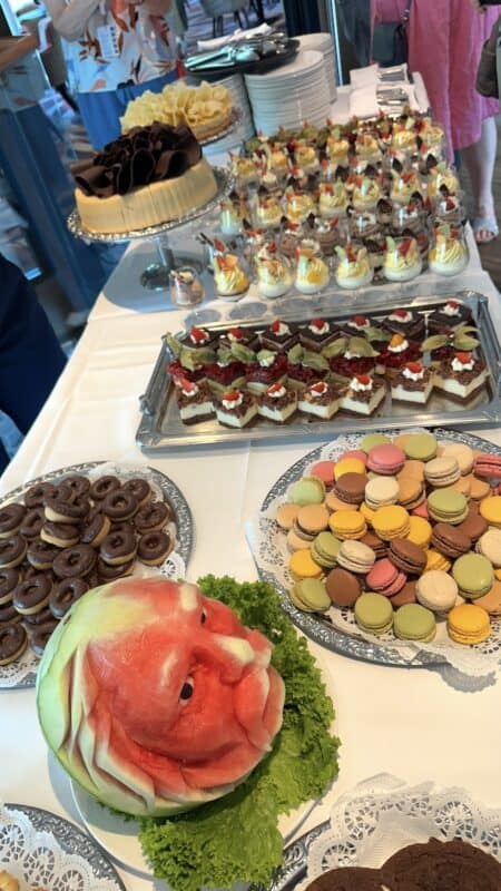 Ein Ausschnitt vom süßen Büfett beim High Tea auf der MS Edelweiss